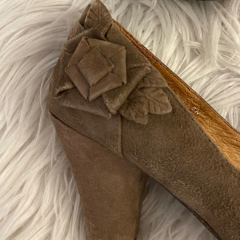 Anthropologie | Taupe suede | Naya Bakula heel - Picture 5 of 15